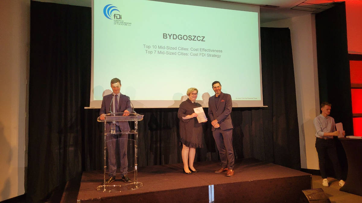 Prezes BARR Edyta Wiwatowska odbiera nagrodę dla Bydgoszczy